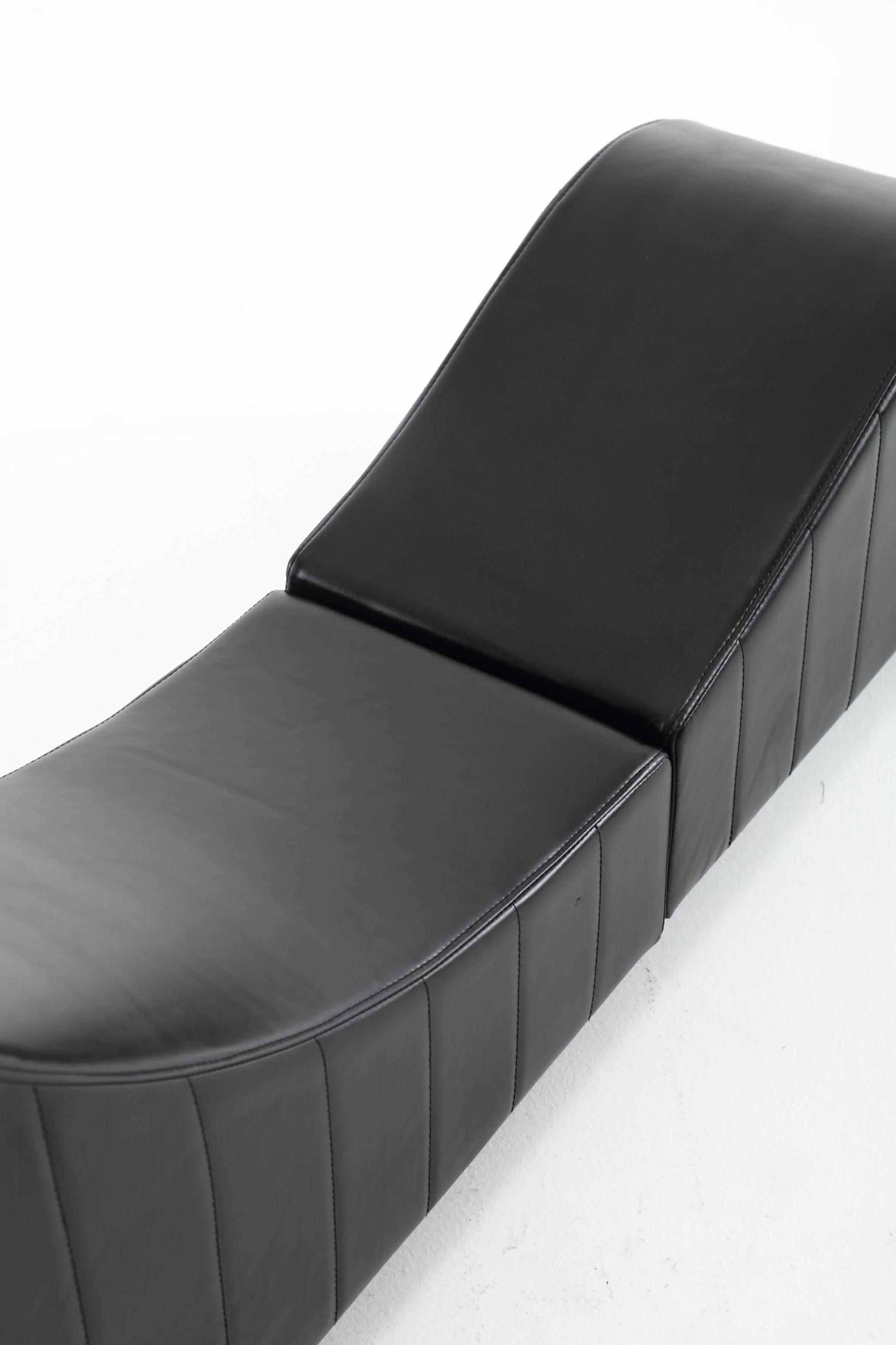 PWOPWOE Yoga Chaise Lounge for Stretching & Relaxation Modern Faux Leather Curved Sofa, Modern Faux Leather Curved Sofa, Living Room Bedroom Accent